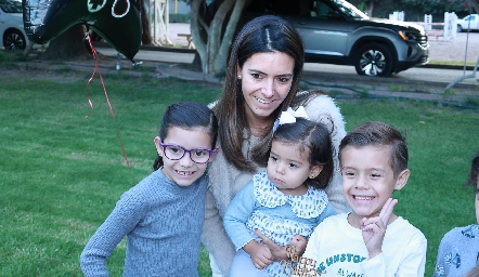  Gaby Labastida con sus hijos Gaby y Roberto y su sobrina Ana Victoria.