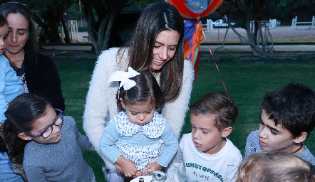  Gaby Labastida con sus hijos Gaby y Roberto y su sobrina Ana Victoria.