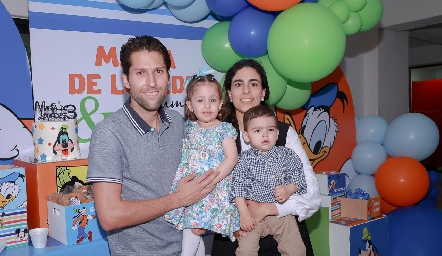  Eduardo Martínez y María de Lourdes Torres con sus hijos María de Lourdes y Eduardo.