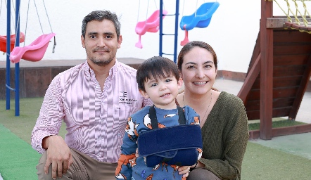  Arturo Doreste y Alejandra Escobar con su hijo Alonso.