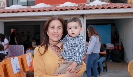  Verónica Rangel con su nieto Eduardo Martínez.