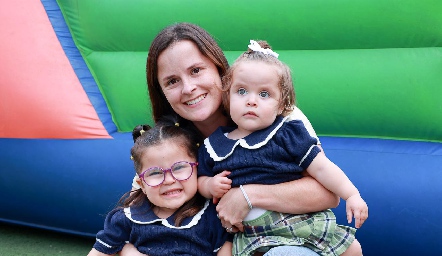  Ana Paty Meade con sus hijas Regina e Isabel Poumian.