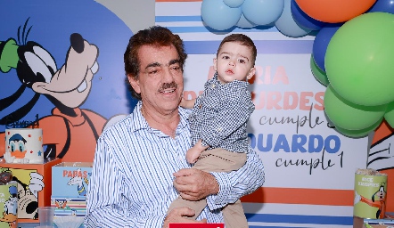  Gabriel Torres con su nieto Eduardo.