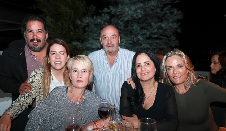  Juan Pablo Meade, Gaby Carrillo, Güera Valle, Toño Lozano, Marcela Meade y Anushka Meade.