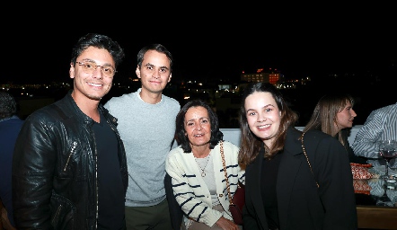  Ernesto Flores, Ricardo Andrés, Gabriela Valverde y Regina Carrillo.