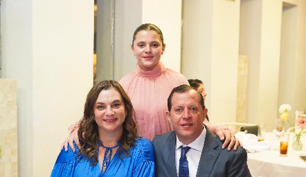  Gabriela Padilla y Benito García con su hija Paula.