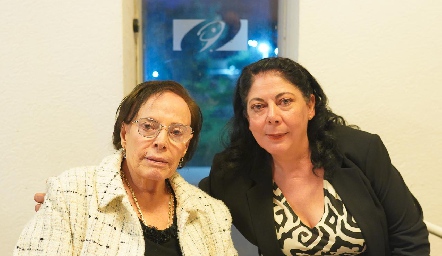  Lucía Muñoz y Esperanza García.