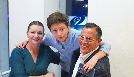  Amelia Padilla y Roberto García con su hijo Juan Pablo.