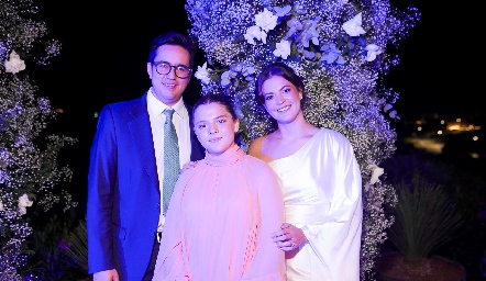  Kenji Barral y Cecilia García con Paula García.