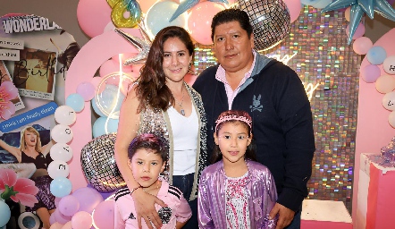  Pupi Torrescano y René Díaz con sus hijos René y Renata.