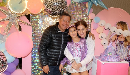  Renata Díaz con sus abuelos Tita Ruiz y René Díaz.