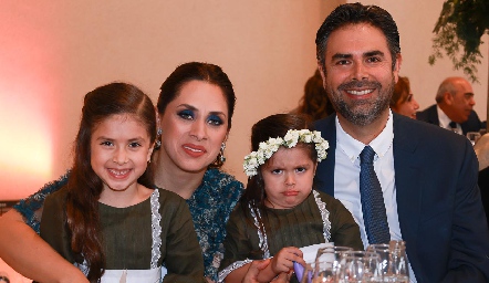  Marcela y José Manuel junto a sus hijas Ema e Isabela Zúñiga.