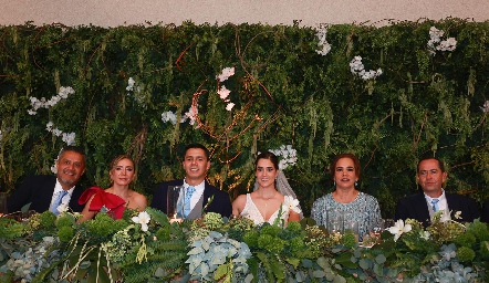 Néstor Hernández, Lucía García, Néstor Hernández, Mariana Fernández, Nena Aguirre de Fernández y Alejandro Fernández.