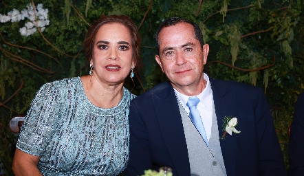  Nena Aguirre de Fernández y Alejandro Fernández, papás de la novia.