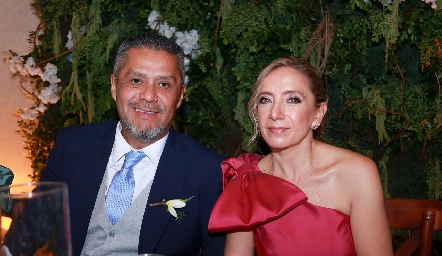  Néstor Hernández y Lucía García, papás del novio.