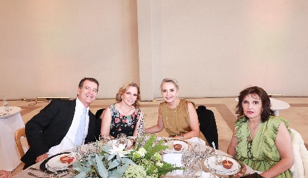 Sergio Mendizábal, Alejandra de Mendizábal, Paty Piñedo y Laura Acebo.