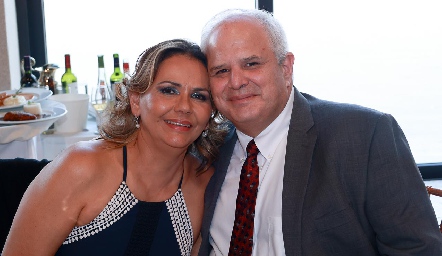 Toyita Villalobos de Dávila y Héctor Dáila.