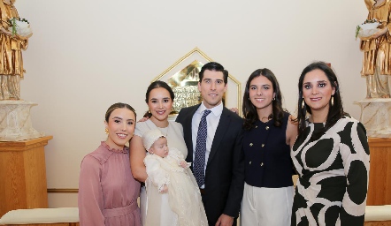  Bárbara Kasis con sus papás Alberto Kasis y Bárbara Mejía y sus madrinas María Galán, Daniela Galán Rivero y Rosa Mejía.