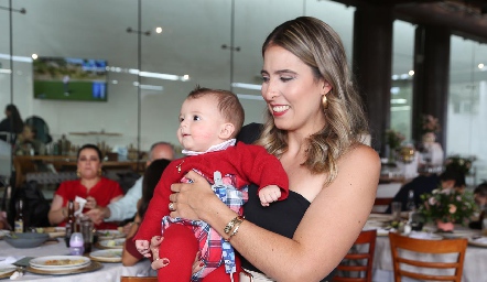  Cristina Kasis con su hijo Santiago.