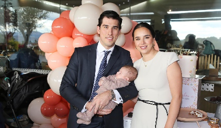  Alberto Kasis y Bárbara Mejía con su hija Bárbara.