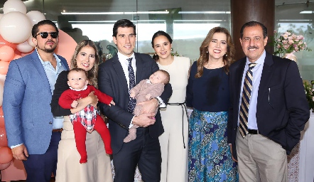  Familia Kasis Galán, Manuel Mora y Cristina Kasis con su hijo Santiago, Alberto Kasis y Bárbara Mejía con su hija Bárbara, Kinkis Galán y Alberto Kasis.