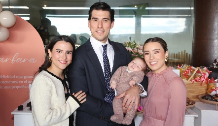  Sofía Galán, Alberto Kasis y María Galán con Bárbara.