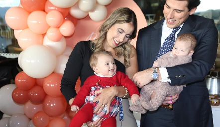  Los hermanos Cristina y Alberto Kasis Galán con sus hijos Santiago y Bárbara.