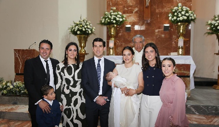  Bárbara Kasis con sus papás Alberto Kasis y Bárbara Mejía y sus madrinas  Rosa Mejía,  Daniela Galán Rivero y María Galán, su tío y primo.