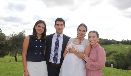  Bárbara Kasis con sus papás Alberto Kasis y Bárbara Mejía y sus madrinas  Daniela Galán Rivero y María Galán.