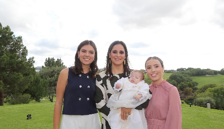  Bárbara Kasis con sus madrinas Daniela Galán Rivero, Rosa Mejía y María Galán.