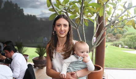  Catalina Abud con su hijo Sebastián.