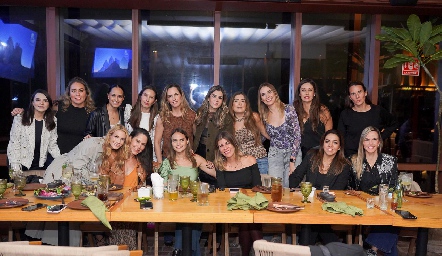  Myriam García con todas sus amigas.