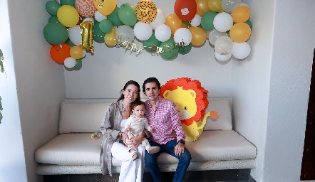  Michell Cano y Guillermo Gómez con su hijo Álvaro.