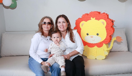  Patricia Gaviño y Cristina de Cano con su nieto Álvaro Gómez.