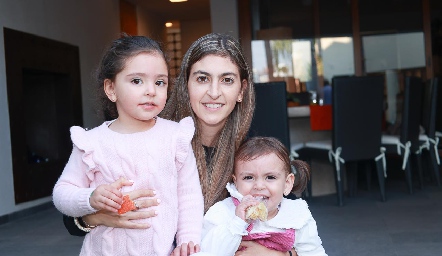  Patricia Gómez con sus hijas Cayetana y Lucila Azcárate.