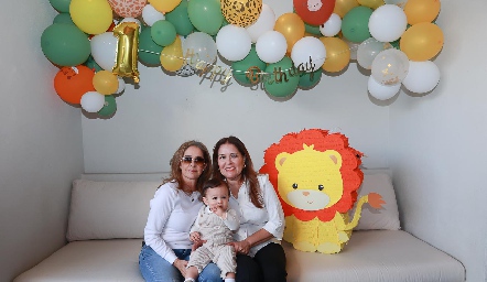  Patricia Gaviño y Cristina de Cano con su nieto Álvaro Gómez.