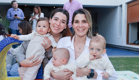  Michell Cano con su hijo Álvaro Gómez, Ingrid Nito con sus hijos Bruno y Franco González.