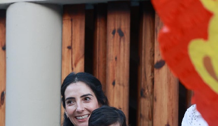  Mariana Alcalá con su hija Inés.