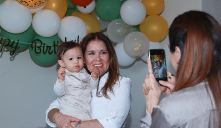  Cristina de Cano con su nieto Álvaro Gómez.