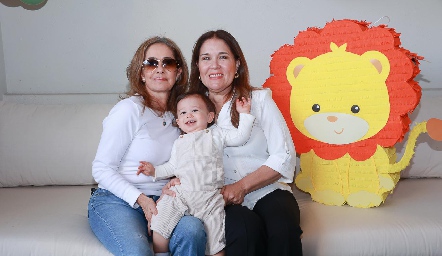  Patricia Gaviño y Cristina de Cano con su nieto Álvaro Gómez.