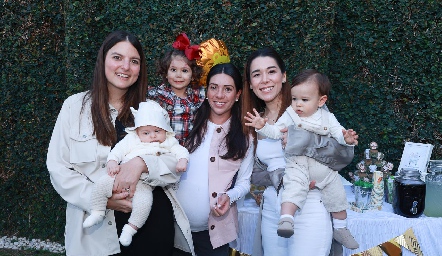  Gaby González, Joaquín Hernández, Carola Tobías, Cristina Lorca, Michell Cano y Álvaro Gómez.