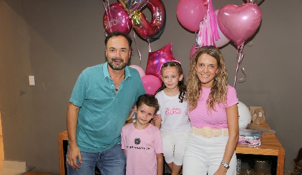  Eduardo Ramos y Priscila González con sus hijos Tomás y Emma.