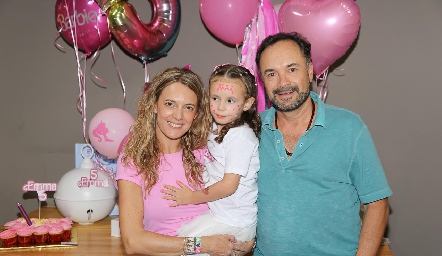  Eduardo Ramos y Priscila González con sus hija Emma.