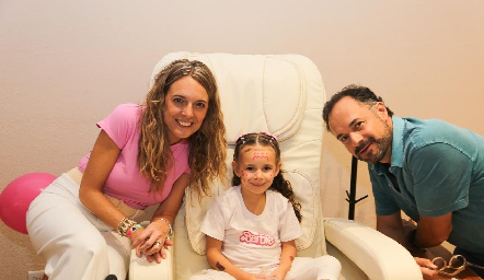   Priscila González y Eduardo Ramos con sus hija Emma.