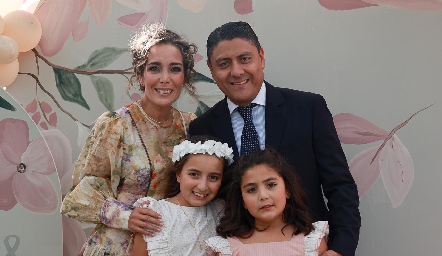  Berenice Castillero y Armando Briseño con sus hijas Natalia y Luciana.