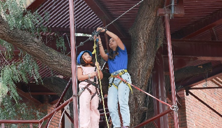  Natalia Briseño disfrutando de la tirolesa.