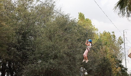  Luciana Briseño disfrutando de la tirolesa.