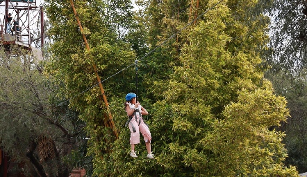  Luciana Briseño disfrutando de la tirolesa.