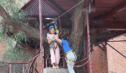  Luciana Briseño disfrutando de la tirolesa.