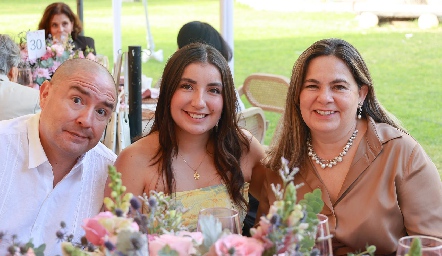  Juan Ereña y Sandra Duque con su hija Fernanda .